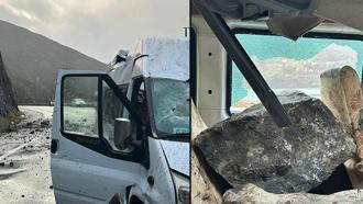 Yamaçtan kopan kaya, minibüse isabet etti