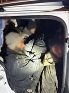 Durdurulan hafif ticari araçtan 12 kaçak göçmen çıktı