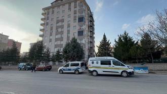 Eşini tabancayla bacağından vurdu