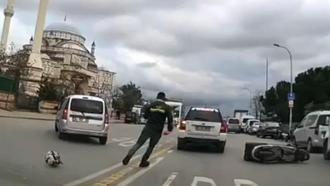 Ümraniye'de trafikteki yol verme kavgası kamerada