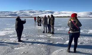 Çıldır Gölü'nün yüzeyi, buz tutmaya başladı