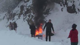 Artvin’de kar nedeniyle araçlar yolda kaldı, sürücüler ateş yakıp ısındı