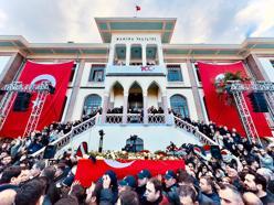 Şehzadeler Belediye Başkanı Gülşah Durbay için belediye önünde tören (2)