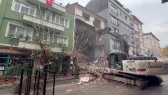 Yıkımına zeminden başlanan 4 katlı binanın en üst katı ayakta kaldı