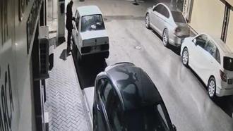 Park halindeki otomobilin teybini 46 saniyede çaldı, o anlar kamerada