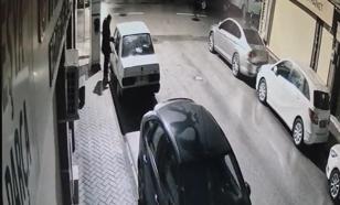 Park halindeki otomobilin teybini 46 saniyede çaldı, o anlar kamerada