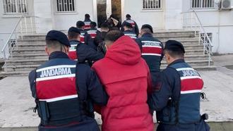 Yurt dışına kaçmak isterken yakalanan 5 Türk tutuklandı