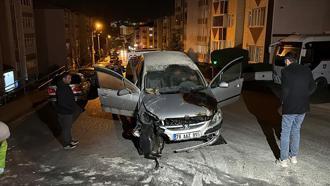 Alkollü sürücünün duvara çarptığı otomobil yandı