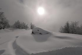 Deniz manzaralı yaylada kar güzelliği