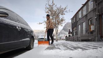 Kars, kar yağışıyla birlikte beyaza bürüdü