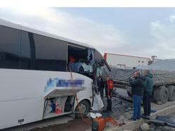 İşçi servisi, park halindeki TIR'a çarptı: 22 yaralı