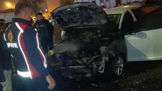 Silopi’de hastane otoparkında park halindeki otomobil yandı