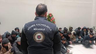 TIR’ın dorsesinden 42 kaçak göçmen çıktı; 2 gözaltı