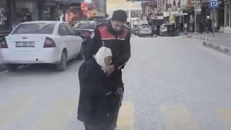 Yolun karşısına geçmekte zorlanan yaşlı kişiye polis yardım etti