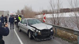Bariyerlere çarpan araçtan inen kazazedelere otomobil çarptı: 5 yaralı