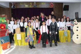 4’üncü sınıf öğrencileri dönüşüme dikkat çekti; pet bardaklar kardan adam, lavabo boruları bisiklet oldu