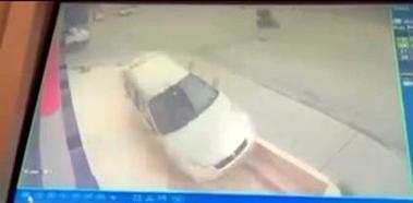 Esenyurt’ta sürücüsünün direksiyon hakimiyetini kaybettiği otomobil kaldırıma çıktı