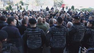 Sarıyer'de günü değiştirilen semt pazarının esnafı belediye binasının önünde eylem yaptı