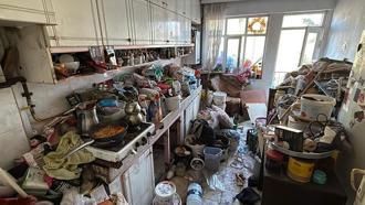 Ev ve apartmanın bahçesinden 10 kamyon çöp çıktı