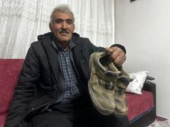 Çamurlu ayakkabısını çıkarıp, çorapla markette alışveriş yaptı (2)