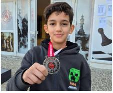 İlkokul öğrencisi satranç turnuvasında ikinci oldu.
