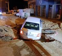 Mardin'de otomobil çukura düştü