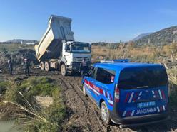 Kaş’ta çay kenarından izinsiz kum alımına müdahale