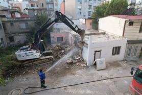 Akdeniz’de ağır hasarlı bina kontrollü şekilde yıkıldı