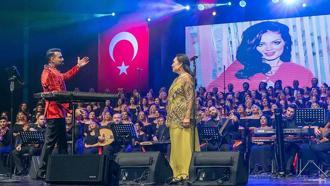 Türkan Şoray, ‘İyilik Korosu’ ile Mersin’de sanatseverlerle buluştu