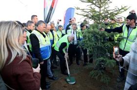 Bursa Büyükşehir Belediyesi Hatıra Ormanı’nda 15 bin fidan toprakla buluştu