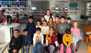 Minik okurlar, kütüphanede yazarla buluştu