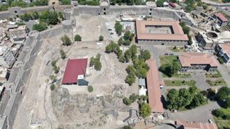 Diyarbakır’da İçkale surlarının 100 yıldır toprak altında olan kısmı gün yüzüne çıkarıldı