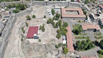 Diyarbakır’da İçkale surlarının 100 yıldır toprak altında olan kısmı gün yüzüne çıkarıldı