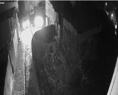 Kamyonetin park halindeki otomobile çarptığı kaza kamerada