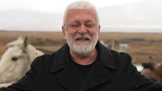 Sanatçı Onur Akın'a, klip çekimi sırasında at çarptı