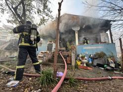 Tek katlı evde çıkan yangında yaralandı