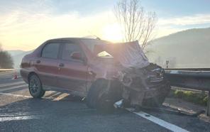 İnegöl’de bariyerlere çarpan otomobilin sürücüsü yaralandı