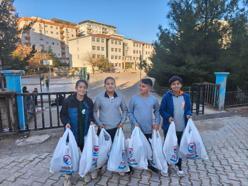 Mardin’de öğrencilerden yetim çocuklara kışlık giyim yardımı