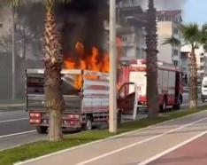 Hareket halindeyken motor kısmından alev alan kamyonet yandı