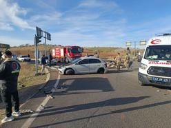 TIR’ın çarptığı otomobilin sürücüsü ağır yaralandı