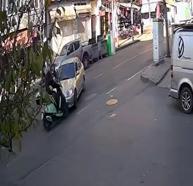 Otomobille çarpışan motosikletin sürücü yaralandı; kaza kamerada