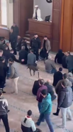 Cuma vaazı sırasında camiye pitbullun girdiği anlar kamerada