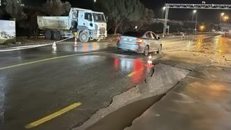 Bodrum’da ana su isale hattı patladı, asfalt çöktü