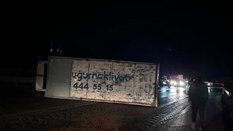 Bursa'da devrilen kamyonun şoförü yaralandı