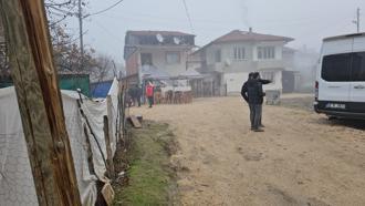 Tartıştığı arkadaşını evinin önünde vurdu