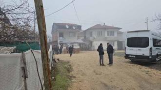 Tartıştığı arkadaşını evinin önünde vurdu