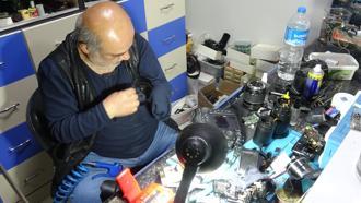 Dükkanında 41 yıldır biriktirdiği fotoğraf makinelerini sergiliyor