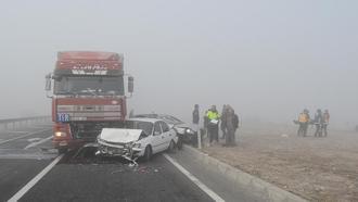 TIR, kırmızı ışıkta duran 4 araca çarptı