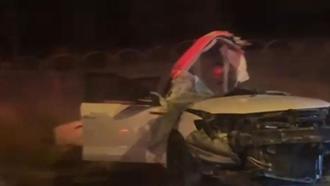 Malatya'da otomobil direğe çarptı; 1'i ağır, 2 yaralı