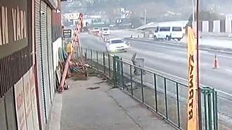 Minibüs ile çarpışan elektrikli motosikletin sürücüsü yaralandı; kaza anı kamerada